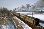Die interessantesten Wagen im P 6454 nach Oebisfelde waren am Zugschluss eingestellt, der nicht nur aus diesem Grund einen Nachschuss in Vahldorf wert war. Links hinter dem Damm befindet sich übrigens der Mittellandkanal. (02.1978) <i>Foto: Dr. Uwe Knoblauch</i>