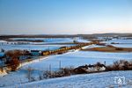 Ein Güterzug mit einer DR 132 fährt durch die winterliche Landschaft von Chorin zwischen Eberswalde und Angermünde. (03.1979) <i>Foto: Dr. Uwe Knoblauch</i>