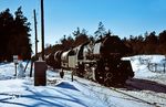 Beim Warten auf die Züge kommt man schon mal auf die eine oder andere dumme Idee und baut z.B. einen Schneemann, der hier als Schrankenwärter am ehemaligen Bk. Spechthausen die vorbeifahrende 50 0026 beobachtet. (03.1979) <i>Foto: Dr. Uwe Knoblauch</i>