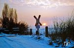 Sonnenuntergang an einer Anrufschranke bei Wegendorf zwischen Oebisfelde und Haldensleben. (02.1978) <i>Foto: Dr. Uwe Knoblauch</i>