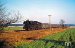 03 2207 rollt mit P 6454 aus Magdeburg dem nächsten Halt in Wegenstedt entgegen. Links verlief bis 1967 die Stichstrecke nach Calvörde. (07.04.1978) <i>Foto: Dr. Uwe Knoblauch</i>