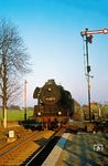 03 2207 fährt mit P 6454 aus Magdeburg in den Haltepunkt Bösdorf ein. Hier begann damals sechs Kilometer südwestlich von Oebisfelde das Sperrgebiet und somit die letzte Möglichkeit, den Zug aufzunehmen. (07.04.1978) <i>Foto: Dr. Uwe Knoblauch</i>