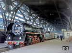 01 0522 steht vor P 3025 nach Saalfeld im Leipziger Hauptbahnhof. (08.1981) <i>Foto: Karsten Risch</i>