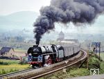 Kurz nach 7.00 Uhr kachelt 01 0529 mit dem E 800 nach Leipzig bei Saalfeld die Steigung nach Unterwellenborn hinauf. (1980) <i>Foto: Karsten Risch</i>