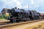 52 9576 (Bw Senftenberg) im Bahnhof Calau. Sie wurde am 30.08.1957 aus 52 2576 (Henschel, Baujahr 1943) auf Kohlenstaubfeuerung umgebaut und Ende 1975 abgestellt. (1974) <i>Foto: Karsten Risch</i>