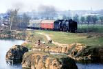 Bis September 1977 liefen zwischen Berlin und Dresden noch planmäßig Altbau-01er. Eine Paradeleistung der Dresdner Maschinen war der aus Wagen der DR, CSD, MAV bzw. BDZ gebildete D 371 „Pannonia-Expreß“ (Berlin Ostbahnhof – Dresden Hbf (– Sofia), mit dem 01 2066 Großenhain durcheilt hat und jetzt den Zschauitzer Steinbruchsee passiert. Für die Strecke Berlin – Dresden benötigte sie drei Stunden, mit Zwischenhalten nur in Berlin-Schönefeld, Elsterwerda und Dresden-Neustadt – das war Schwerstarbeit für das Lokpersonal! (01.1976) <i>Foto: Karsten Risch</i>