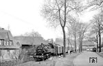 86 1245 mit einem Personenzug nach Schwarzenberg/Erzgeb. am Bahnübergang der Annaberger Straße in der Bahnhofsausfahrt von Markersbach. (14.04.1976) <i>Foto: Joachim Schmidt</i>