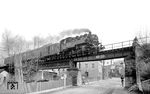 86 1245 überquert mit ihrem Personenzug aus Annaberg die Große Mittweida und Annaberger Straße in Raschau, kurz vor Schwarzenberg/Erzgeb. (14.04.1976) <i>Foto: Joachim Schmidt</i>