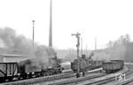 Im Bahnhof Schlema trifft die nach Aue fahrende 58 1758 mit einem Sandzug auf die dort wartende 58 1562. (17.04.1976) <i>Foto: Joachim Schmidt</i>