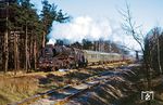41 1154 mit einem Personenzug nach Oebisfelde bei Bülstringen, westlich von Haldensleben. Im Hintergrund ist die Mittellandkanalbrücke zu sehen. Das Gleis im Vordergrund führt nach Weferlingen. (04.1978) <i>Foto: Dr. Uwe Knoblauch</i>