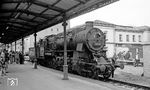 Bevor es von Hof aus ins DDM nach Neuenmarkt-Wirsberg ging, wurde der Neuzugang noch im Hofer Hbf vorgestellt. (19.03.1977) <i>Foto: Burkhard Wollny</i>