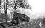 58 1111 (wieder unter ihrer Originalnummer unterwegs) bei der Durchfahrt in Münchberg. (19.03.1977) <i>Foto: Burkhard Wollny</i>