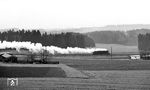 58 1111 wurde 1921 als 58 311 von der Maschinenbaugesellschaft Karlsruhe unter der Fabriknummer 2153 gebaut. Bis 1942 war sie hauptsächlich im BW Karlsruhe Rbf stationiert, kam aber dann, mit zusätzlichem Frostschutz versehen, zum Kriegseinsatz nach Oberschlesien beim Bw Groschowitz. Nach einigen Irrfahrten wurde die Lok 1946 in Senftenberg wieder in Betrieb genommen. Nach Stationierungen in Werdau, Zwickau, Gera und Greiz kam die Lok 1960 zum BW Karl-Marx-Stadt-Hilbertsdorf, wo sie bis 1973 eingesetzt war. Die letzte Stationierung der inzwischen als 58 1111-2 umgezeichneten Lokomotive war bis 1977 das Bw Aue. Hier räuchert sie auf ihrer vorerst letzten Fahrt bei Schödlas ihrer neuen Heimat Neuenmarkt-Wirsberg entgegen. (19.03.1977) <i>Foto: Burkhard Wollny</i>