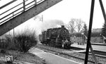 Kurzer Kreuzungshalt für 58 1111 im Bahnhof Falls. (19.03.1977) <i>Foto: Burkhard Wollny</i>