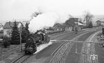 58 1111 (58 311) fährt durch Marktschorgast und anschließend wohl zum ersten Mal in ihrer 56-jährigen Einsatzgeschichte die Schiefe Ebene hinab. (19.03.1977) <i>Foto: Burkhard Wollny</i>