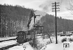 99 1606 rangiert im Bahnhof Wolkenstein an ihren Nahgüterzug nach Jöhstadt. Im Hintergrund ist das Stellwerk 2 zu sehen, das an der Einfahrt aus Annaberg-Buchholz in den Güterbahnhof lag. (02.01.1982) <i>Foto: Joachim Schmidt</i>