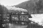 99 1606 überquert mit dem Nahgüterzug N 67923 nach Jöhstadt die Zschopau hinter Wolkenstein. Die Wagen waren meist alle für Niederschmiedeberg bestimmt. Auf dem Reststück bis Jöhstadt fuhr die 99er meist nur noch mit dem Gepäckwagen. (02.01.1982) <i>Foto: Joachim Schmidt</i>