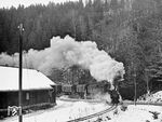 Da die Finsterau-Straße hier die Schleife der Bahn abkürzte, konnte der Zug mit 99 1606 rund 100m hinter dem vorherigen Bild bereits wieder abgelichtet werden. (02.01.1982) <i>Foto: Joachim Schmidt</i>