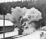 Gut zu tun hatte 99 1606 mit ihrem Rollwagenzug bei Streckewalde, der vor allem Wagen für das Kühlschrankwerk von dkk in Niederschmiedeberg im Zug hatte. (02.01.1982) <i>Foto: Joachim Schmidt</i>