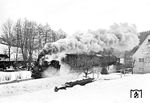 99 1606 dampft an den letzten Häusern von Streckewalde vorbei. (02.01.1982) <i>Foto: Joachim Schmidt</i>