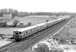 DR 275 027 (ex ET 165 066) nach Oranienburg ist auf dem Berliner Außenring an der Brücke Bucher Straße im Norden Berlins unterwegs. Die Gleisverzweigung im Hintergrund ist das Karower Kreuz.  (09.05.1982) <i>Foto: Joachim Schmidt</i>