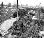 52 2614 in ihrer Heimat-Dienststelle Bw Berlin-Schöneweide. Die bei Henschel in Kassel gebaute Lok wurde im Dezember 1943 beim Bw Vacha in Dienst gestellt und 1983 ausgemustert. Im Hintergrund steht 01 0529, die bis Februar 1983 hier noch als Heizlok ihr Dasein fristete, bevor sie im RAW Cottbus zerlegt wurde. Dahinter röhrt ein Schnellzug mit einer 132 vorbei. (09.05.1982) <i>Foto: Joachim Schmidt</i>