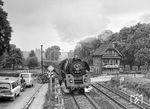 Neben 01 1511 kam auch die ehemalige Saalfelder 01 1512 beim Bw Güsten Anfang der 1980er Jahre wieder ans Laufen, nachdem sie zwischenzeitlich in Magdeburg als Heizlok stand. Hier verlässt sie mit P 3223 nach Sangerhausen den Bahnhof Sandersleben. (26.05.1982) <i>Foto: Joachim Schmidt</i>