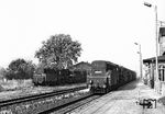 Der Schrottzug mit den ehemaligen Saalfeldern 01 0510, 0513, 0517 und 0519 fährt durch Borkenfriede, südlich von Anklam. Hier warteten ebenfalls eine lange Reihe nutzlos gewordener ölgefeuerter 50.50 auf den Schneidbrenner. (23.10.1982) <i>Foto: Joachim Schmidt</i>