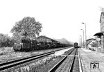 Ein Meer unzähliger abgestellter Loks der Baureihe 50.50 im Bahnhof Borkenfriede. Es war das ungeplante Ende der Ära ölgefeuerter Dampfloks der DR, nachdem die Sowjetunion die indirekte Subventionierung der DDR Anfang der 1980er Jahre beendete, die Öllieferungen kürzte und die Einkaufspreise dem Weltmarkt anglich. Die DDR musste fortan das Dreizehnfache des Ölpreises von 1970 bezahlen. Damit wollte man den kostbaren Rohstoff nicht mehr in Dampfloks verheizen und setzte fortan wieder auf (Braun-)Kohle. Neben der Baureihe 50.50 erwischte es auch die ölgefeuerten Renner der Baureihe 01.5, die sich rechts auf dem Weg nach Greifswald zum Umbau in Heizloks befinden.   (23.10.1982) <i>Foto: Joachim Schmidt</i>