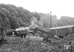 Handbekohlung von 99 1582 in Wolkenstein. (04.06.1983) <i>Foto: Joachim Schmidt</i>