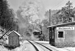 99 1585 biegt etwa 2 km hinter Wolkenstein, am Ende des Dreischienengleises, wo sich die Schmalspurbahn nach Jöhstadt und die Regelspurstrecke nach Annaberg-Buchholz trennen, mit GmP 69955 in Richtung Streckewalde ab. Gegenüber vom Stellwerk 1 stand ein Wagenkasten eines ehemaligen zweiachsigen Schmalspurgüterwagens, der als Geräteschuppen diente. (19.02.1984) <i>Foto: Joachim Schmidt</i>