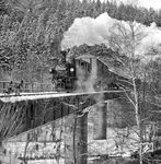 Kurz hinter Wolkenstein überquert 99 1582 die Zschopau. (01.02.1986) <i>Foto: Joachim Schmidt</i>