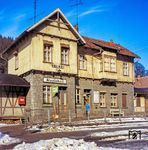 Im Jahr 1888 erreichte die meterspurige Gernrode-Harzgeroder Eisenbahn das Örtchen Alexisbad. Ursprünglich gab es nur ein kleines Dienstgebäude mit Wartehalle. 1889 wurde Alexisbad zum Trennungsbahnhof, als die – später bis Hasselfelde verlängerte – Strecke Richtung Silberhütte errichtet wurde. Durch den Anschluss an die Eisenbahn erlebte der Fremdenverkehr in Alexisbad, der wegen der schlechten Verkehrsverhältnisse zuvor zurückgegangen war, eine neue Blüte. 1959 wurde auf der Selketalbahn der vereinfachte Nebenbahndienst eingeführt, der Zugleiter wurde im Bahnhof Alexisbad stationiert. Im Jahr 2004 wurde die Selketalbahn dem Zugleitbereich Nordhausen Nord zugeordnet und der Zugleiterposten in Alexisbad aufgehoben. Die Fahrkartenausgabe wurde 2014 geschlossen. (1977) <i>Foto: Karsten Risch</i>
