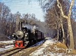 99 5906 ist in Sternhaus-Haferfeld eingefahren. Der Name Sternhaus entstand bereits im 16. Jahrhundert, weil hier insgesamt acht Wege aufeinander trafen.  (1977) <i>Foto: Karsten Risch</i>