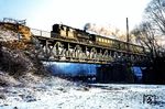 95 0043 mit E 802 aus Sonneberg auf der Saalebrücke bei Hockeroda, auf der ein Elektrifizierungsmast von 1939 die Demontage nach dem Zweiten Weltkrieg überlebt hatte. (1977) <i>Foto: Karsten Risch</i>