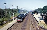01 2118 (Bw Dresden) rauscht mit D 673 nach Dresden durch den S-Bahnhof Berlin-Karlshorst. (04.07.1976) <i>Foto: Dr. Uwe Knoblauch</i>