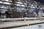 03 2128 mit Postzug 2359/2469 (Berlin - Bitterfeld - Leipzig) in Leipzig Hbf. Die Postzüge beförderten über Nacht u.a. das "Neue Deutschland" in die Bezirksstädte Halle, Erfurt, Leipzig, Gera, Suhl und Karl-Marx-Stadt. (09.1978) <i>Foto: Dr. Uwe Knoblauch</i>