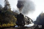 44 0093 ballert bei Riestedt die Rampe nach Blankenheim hinauf. Züge mit einer Last von 1200 t und mehr erforderten bereits eine Schiebelok. (09.10.1978) <i>Foto: Dr. Uwe Knoblauch</i>