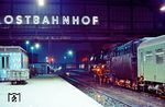 03 0080 vor dem beschleunigten P 3929 nach Frankfurt/Oder, der von Bahnsteig A des Berliner Ostbahnhofs etwa gegen 19.30 Uhr abfuhr.  (20.11.1976) <i>Foto: Dr. Uwe Knoblauch</i>