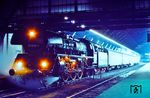 03 0080 war von 1959 bis zu ihrer Abstellung am 01.08.1980 in Stralsund beheimatet. Ihre Ölhauptfeuerung erhielt sie erst Anfang 1970. Hier steht sie vor P 3929 nach Frankfurt/Oder im nächtlichen Berliner Ostbahnhof. (20.11.1976) <i>Foto: Dr. Uwe Knoblauch</i>