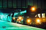 Der Ex 316 war eine tagesfrühe Kurswagenverbindung von Berlin Zoologischer Garten nach Berlin Ostbahnhof, der von dort als D 316 "Berlinaren" über Saßnitz nach Malmø C weiterfuhr. Da der Zug bereits um 6.28 Uhr den Bahnhof Zoo verließ, konnte in den Wintermonaten der Zug, hier mit 03 0088, nur mit dem Stativ dokumentiert werden. (05.11.1976) <i>Foto: Dr. Uwe Knoblauch</i>