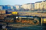 01 2207 (Bw Dresden) bringt an der Warschauer Straße den Lr für den Interexpresszug "Berolina" zum Berliner Ostbahnhof. (05.11.1976) <i>Foto: Dr. Uwe Knoblauch</i>