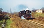 03 0048 mit D 513 aus Stralsund am Schrankenposten 17 nahe Berlin-Blankenburg. (05.11.1976) <i>Foto: Dr. Uwe Knoblauch</i>