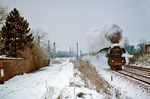 03 0077 mit D 513 nach Berlin am Schrankenposten 17 bei Berlin-Blankenburg. (02.1977) <i>Foto: Dr. Uwe Knoblauch</i>