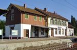 Das Empfangsgebäude des Bahnhofs Haltingen ist nach Ostern 2020 wegen dem Ausbau der Neubaustrecke Karlsruhe-Basel ersatzlos abgerissen worden. Damit verschwand wieder ein Relikt der Badischen Eisenbahngeschichte. (17.09.2003) <i>Foto: Reinhold Utke</i>