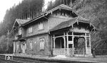 Das Empfangsgebäude des ehemaligen Bahnhofs Höllsteig, seit Anfang der 1960er Jahre nur noch Haltepunkt, stammte vom Bau der Höllentalbahn aus dem Jahr 1886. Obwohl es seit Ende der 1970er Jahre keine Bahnnutzung mehr für das Gebäude gab, blieb es erhalten. (03.1977) <i>Foto: Burkhard Wollny</i>