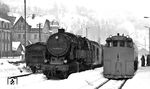 Im Bahnhof Steinach trifft 95 0043 mit einem Nahgüterzug nach Ernstthal auf 95 0028 mit dem Klima-Schneepflug Bauart Linz. (01.1978) <i>Foto: Burkhard Wollny</i>