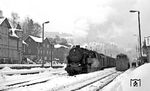 95 0043 mit einem Ng von Sonneberg nach Ernstthal und 95 0028 mit dem Klima-Schneepflug Bauart Linz im Bahnhof Steinach. (01.1978) <i>Foto: Burkhard Wollny</i>
