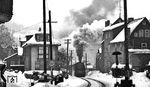 Nach dem Schneepflug folgt endlich auch 95 0043, die ihren Nahgüterzug nach Ernstthal aus dem Bahnhof Steinach beschleunigt. (01.1978) <i>Foto: Burkhard Wollny</i>