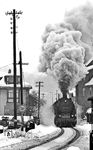 95 0043 kachelt durch das winterliche Steinach. (01.1978) <i>Foto: Burkhard Wollny</i>